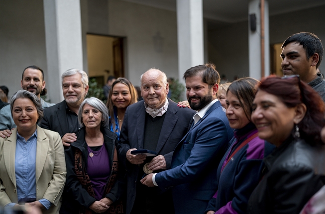 El Presidente de la República Gabriel Boric Font junto a la ministra