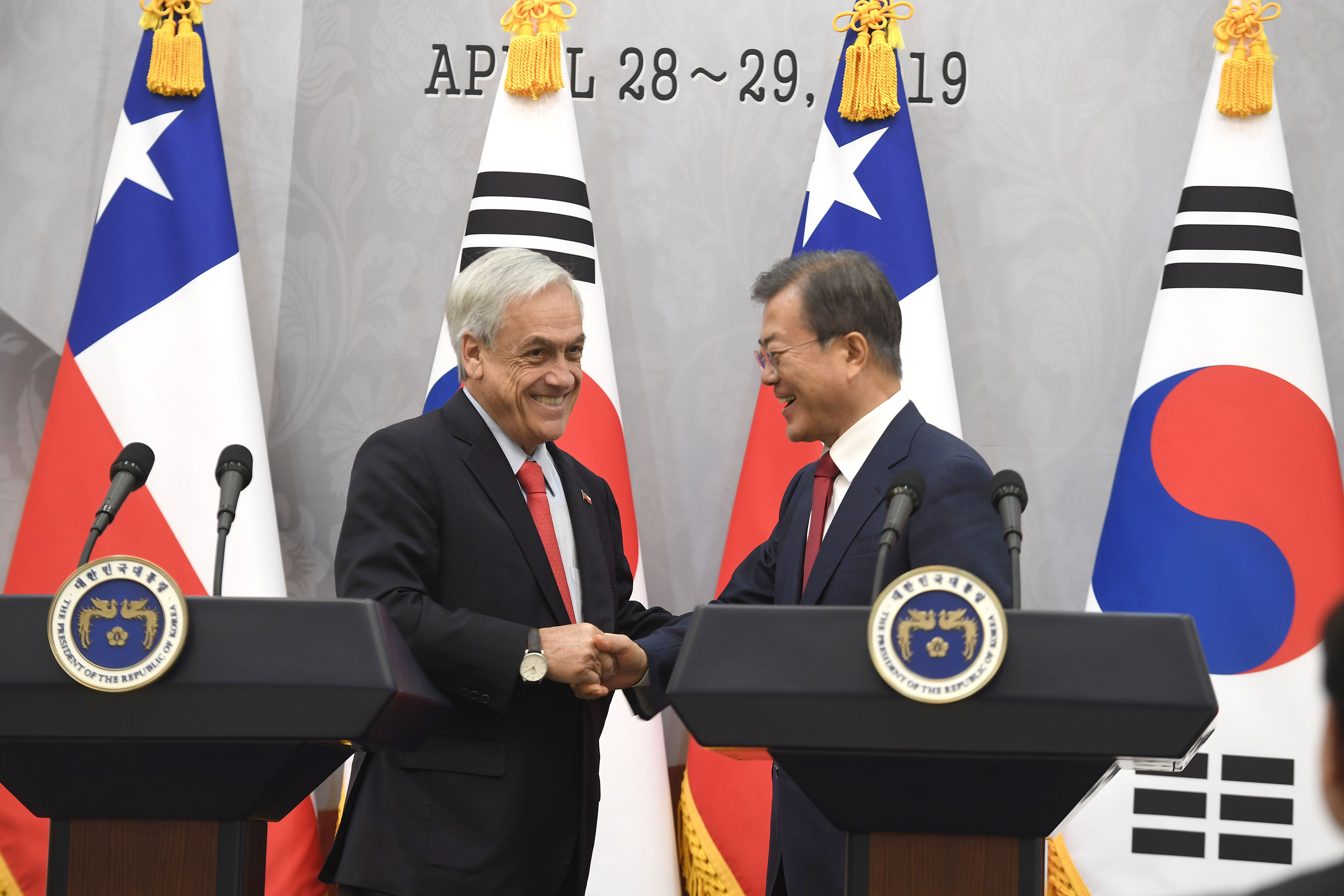 COREA DEL SUR - Presidente Sostiene Audiencia Y Firma Acuerdos Con ...