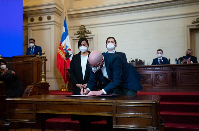 Presidente Gabriel Boric recibió la propuesta de Nueva Constitución -  Universidad de Chile