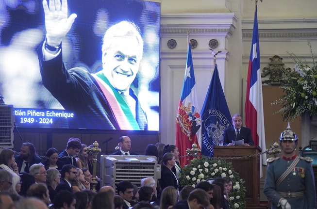 Este viernes 9 de febrero de 2024, el Presidente de la República, Gabriel Boric Font, encabezó el homenaje institucional al expresidente Sebastián Piñera(Foto: gob.cl)