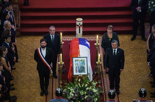 El presidente y los expresidentes rinden homenaje póstulo a Sebastián Piñera (Foto: Foto: Gob.cl).